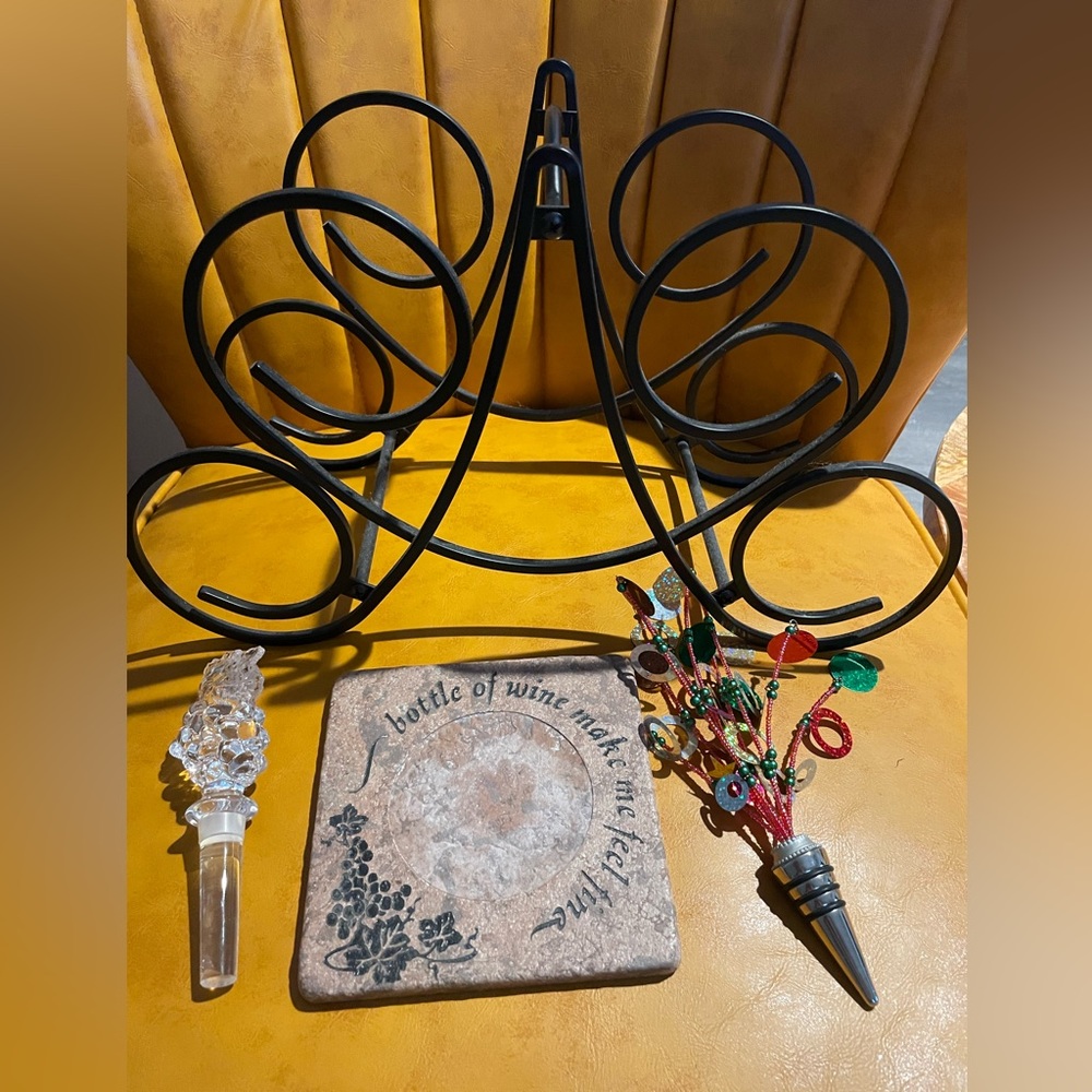 Wine holder and lid for bottles